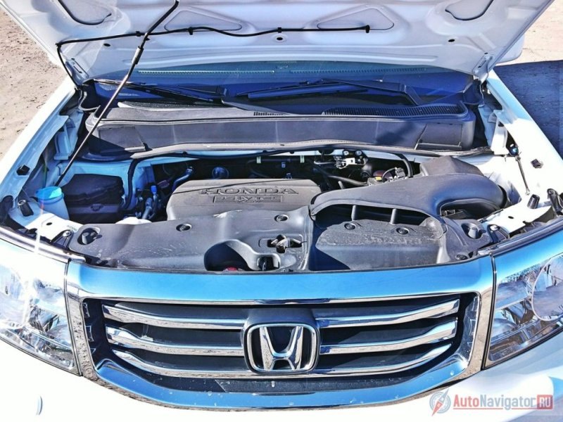 «Японец» оснащен простой и надежной V-образной «шестеркой» объемом 3.5 л