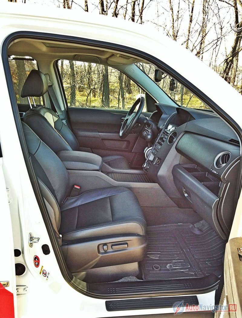 Говоря об оснащении Pilot, стоит отметить, что оптимальный набор систем комфорта в машине наличествует