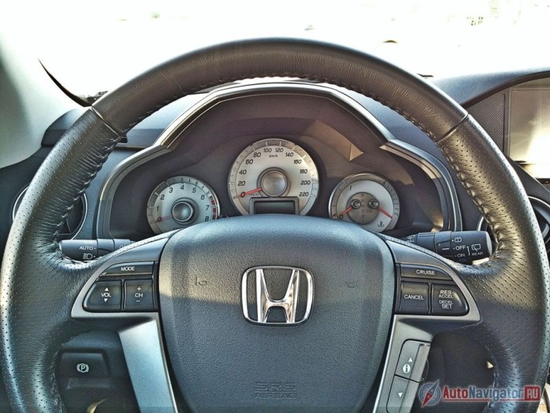 Панель приборов простая, но очень информативная