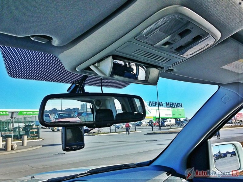 Особо хочется отметить практичный пластик, который легко моется, и добротную кожаную отделку, а также маленькое зеркало, размещенное под потолком – с его помощью можно следить за детьми, играющими на задних сиденьях