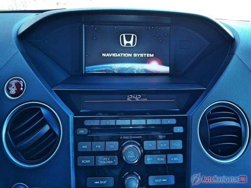 Качество изображения монитора навигационной системы, по современным меркам, очень низкое