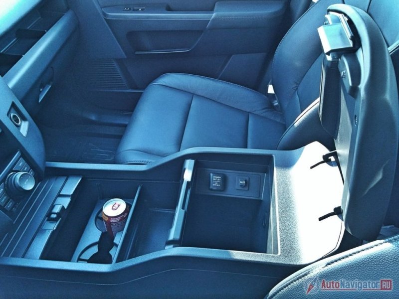 Одно из интересных решений – подогреваемый/охдаждаемый бокс под подлокотником