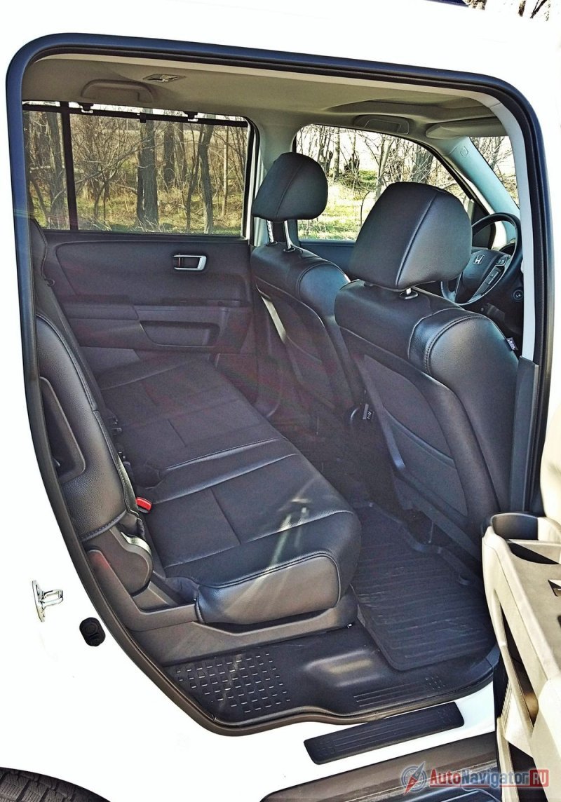 На втором ряду комфортно, есть даже шторки на окнах