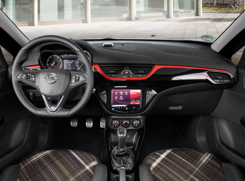 В комплектации Color Edition салон может обрадовать яркими элементами