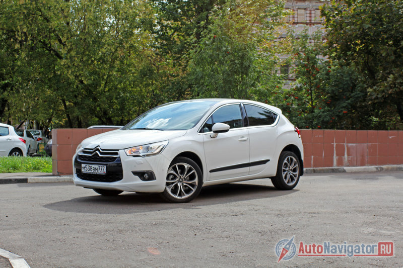 У машины рельефный и слегка раздутый бампер