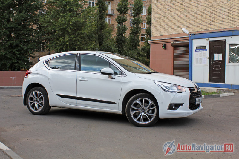 Замаскированные задние двери, парящий над землей кузов (клиренс - 195мм ) и скругленный силуэт кормы