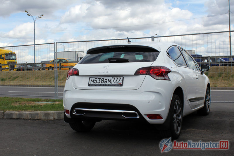 Небольшое по площади заднее стекло, элегантные фонари и затейливый бампер с искусственным диффузором