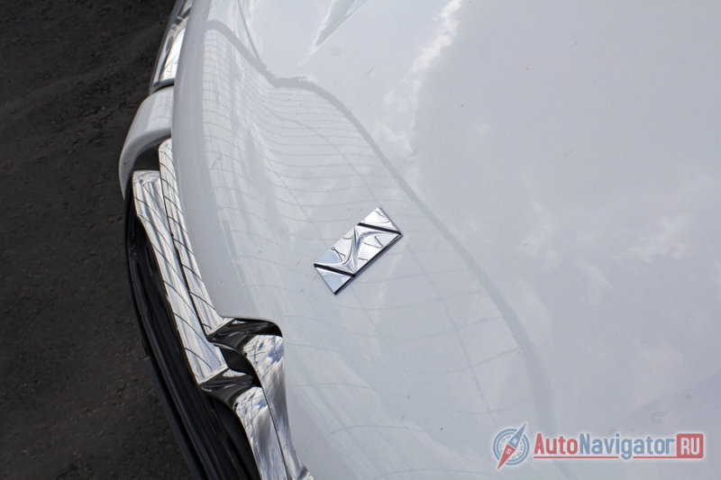 Необычный «бантик» на капоте…