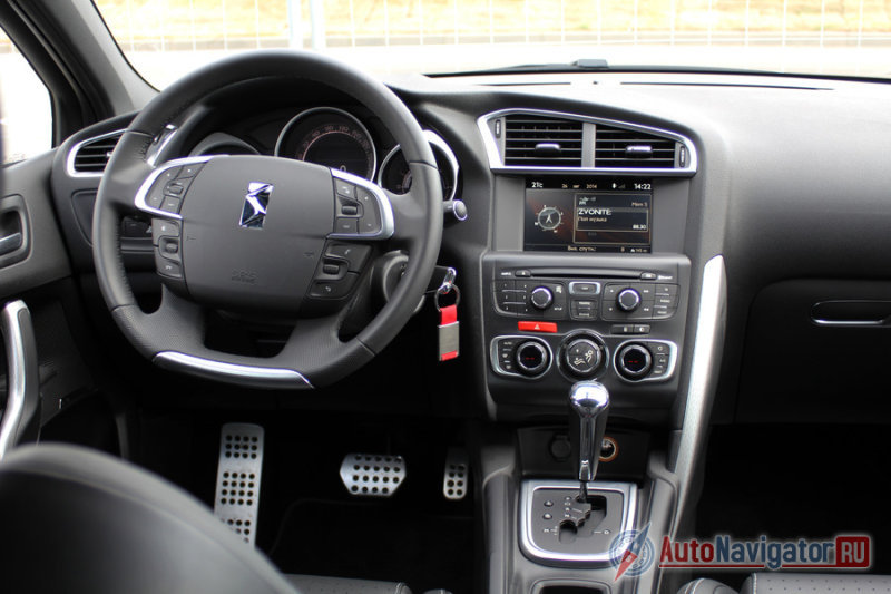 Попадая в салон DS4, оказываешься в уютном убранстве с проработанной эргономикой, качественными материалами и внимательной сборкой. Хотя все это есть и в обыкновенном «Ситроене» C4. По крайней мере, в дорогой комплектации там такая же эргономика, сопоставимо хорошие материалы и столь же точная сборка