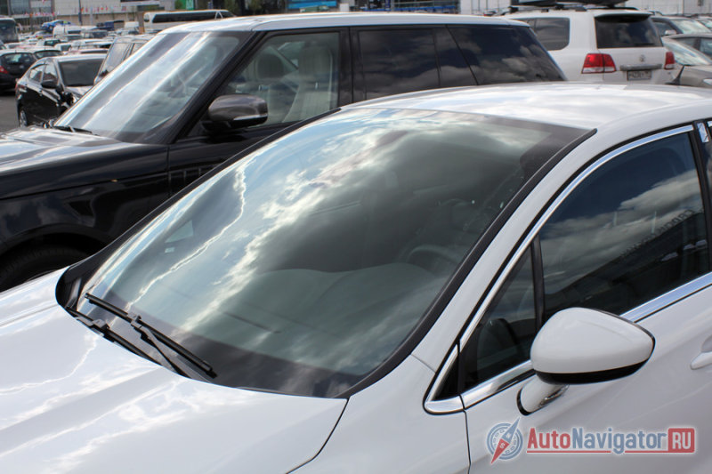 Приятным бонусом для высоких водителей служит панорамное ветровое стекло, правда исключительно летом, пока машина звенит чистотой (верхнюю часть стекла щетки не охватывают). Поднял шторку над головой и расширил площадь обзора. Чем не французская «фишка»?