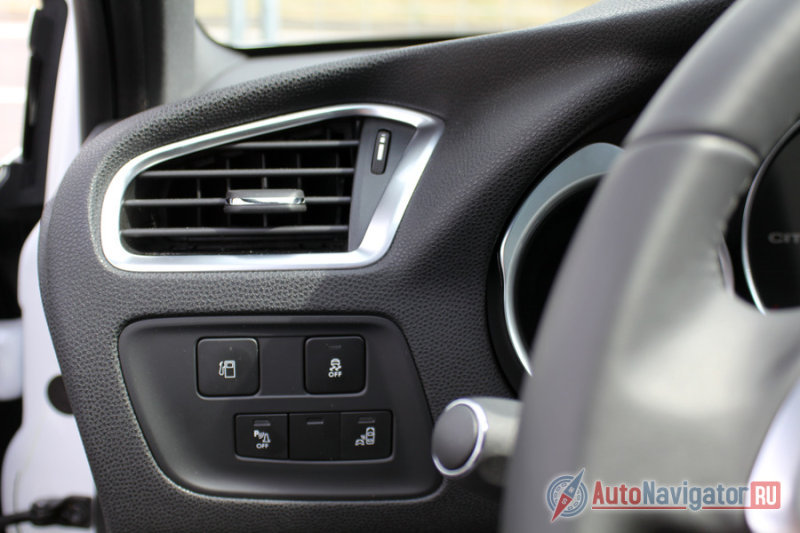 Бак открывается из салона, но за его крышкой спрятана упрощенная система заправки без пробки