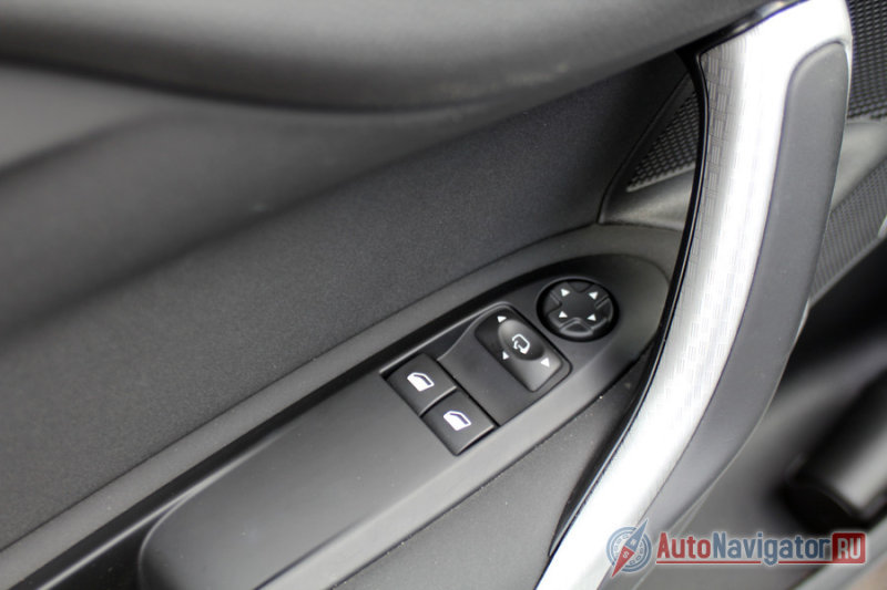 Несмотря на пятидверную конфигурацию, стекла опускаются только у передних дверей