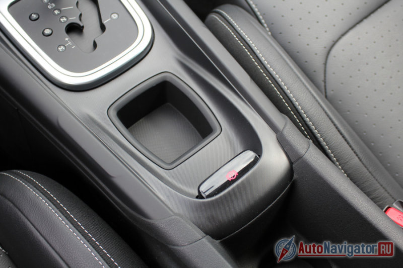 Электрический ручник схватывает и разжимает колодки автоматически