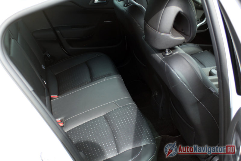 Количество свободного места на заднем сидении среднее