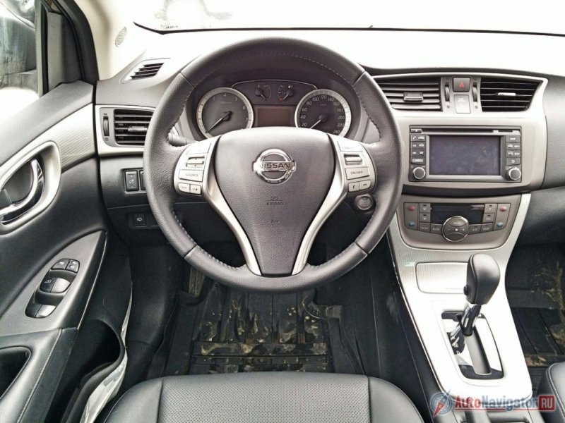 Приборная панель с плавными линиями дизайна, отделка салона выполнена из приятных на ощупь материалов