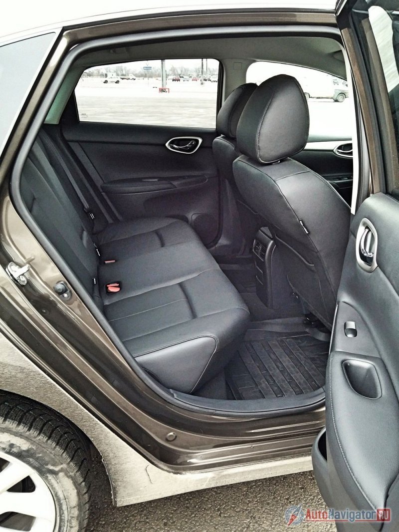 Благодаря внушительной колесной базе (270 см) и плотной компоновке салона, пассажирам на заднем кресле Nissan Sentra от тесноты страдать не приходится