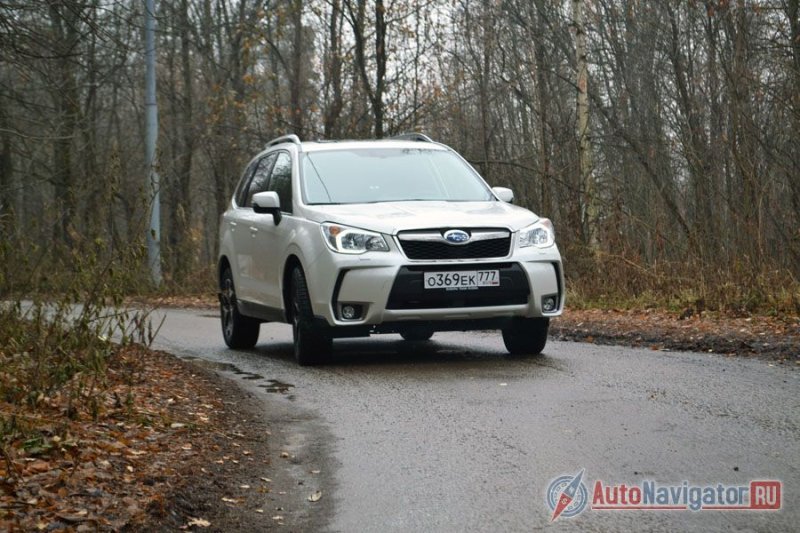 Forester пытается выглядеть современно, но сказать, что у него отлично это получается, нельзя. Вертикальные псевдовоздухозаборники визуально делают машину более квадратной. Но без них, надо сказать, было бы совсем скучно