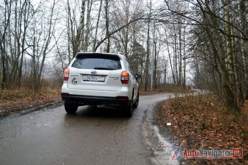 Сзади все еще проще и скучнее, чем спереди. Никаких вам современных световодов и диодов. Обычные лампочки и обычные фонари