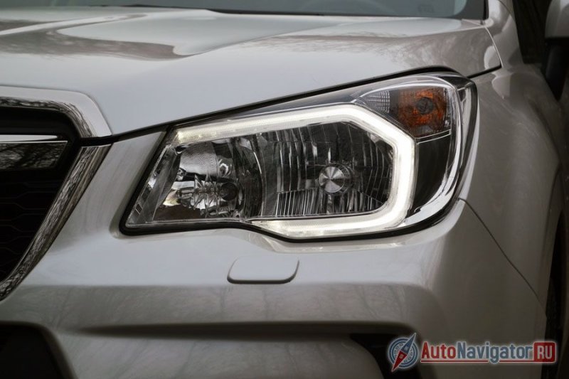 Ходовые огни находятся в едином блоке с противотуманками, а световоды в фарах – это всего лишь габаритные огни. А жаль, лучше б было наоборот