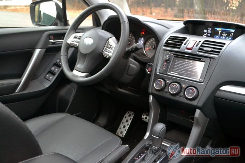 Очень удобно, что под блоком климат-контроля есть огромная ниша, в которую можно положить целую кучу мобильников, провода от радар-детектора, зарядника и видеорегистратора