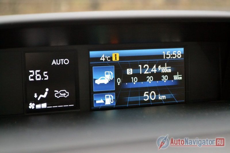 Под верхним козырьком сразу два экрана. Левый - монохромный - отвечает за показания климат-контроля, а правый выполняет роль бортового компьютера и вспомогательных приборов. На него выводятся показания расхода топлива (мгновенного, среднего, в динамике и статистика), а также, например, давление наддува и уровень нажатия педали газа