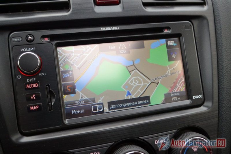 Экран не самый большой, зато интерфейс понятен с первого раза, не нужно лезть в руководство по эксплуатации, чтобы подключить телефон по Bluetooth. Камера заднего вида, кстати, без динамической разметки, то есть при повороте руля, на экране не рисуется траектория движения