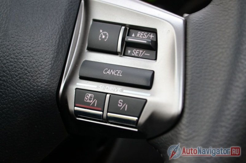Кнопочки S/I мгновенно переводят машину в спортивный режим и обратно. Очень удобно, что не надо отрывать руки от руля, не надо переключать коробку в спортивный режим или искать кнопку на центральном тоннеле. Все чрезвычайно просто, быстро и удобно. Почему другие производители так не делают?