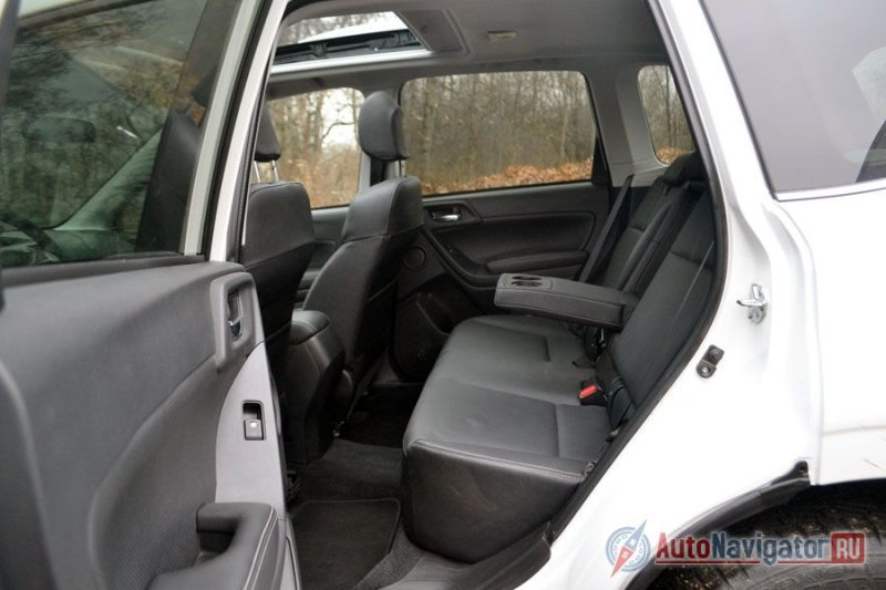 Сзади места хватит троим. Индивидуальных дефлекторов нет, но хотя бы есть подстаканники и подлокотник