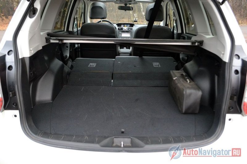 Ремень для среднего пассажира второго ряда крепится на потолке и при сложенных сиденьях тянется через весь салон