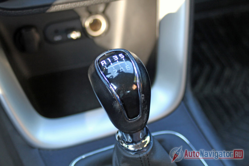 Из негатива нетехнического характера – истершаяся ручка рычага КПП и…