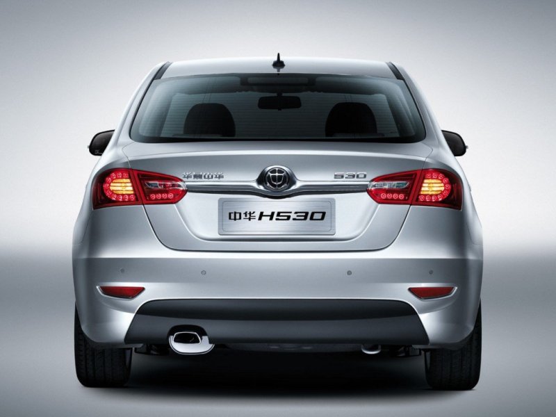 Корма радует светодиодными фонарями, хромированной накладкой на багажнике и хорошо проработанным бампером