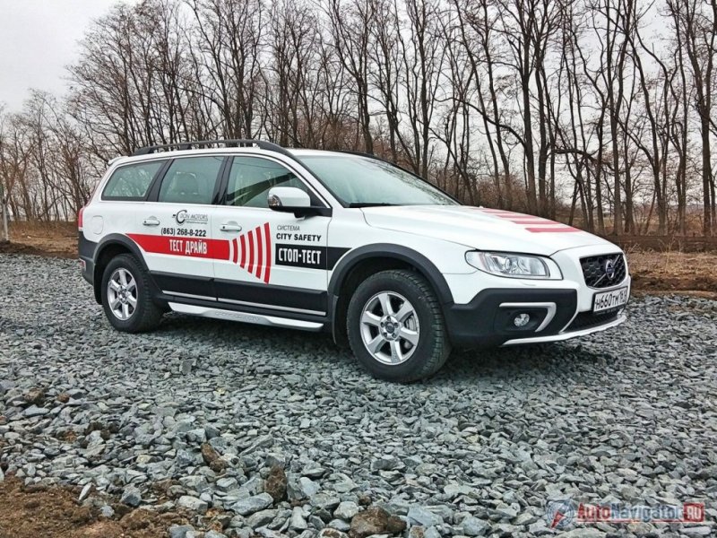 Переднюю и заднюю части автомобиля украшают объемные бамперы с декоративными серебристыми накладками, а также крупная и очень мощная светотехника (головная – активная)