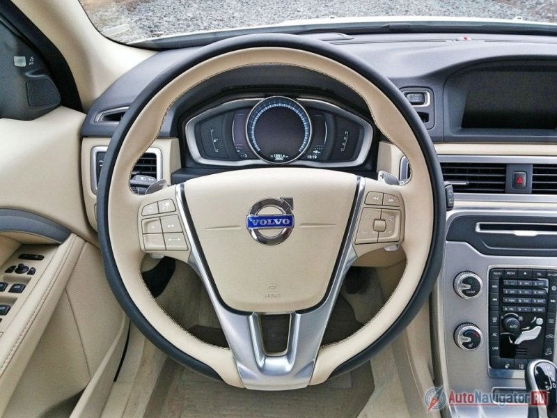 Место водителя очень удобное – многофункциональный руль с алюминиевыми лепестками переключения передач трансмиссии (опция) – оптимального диаметра