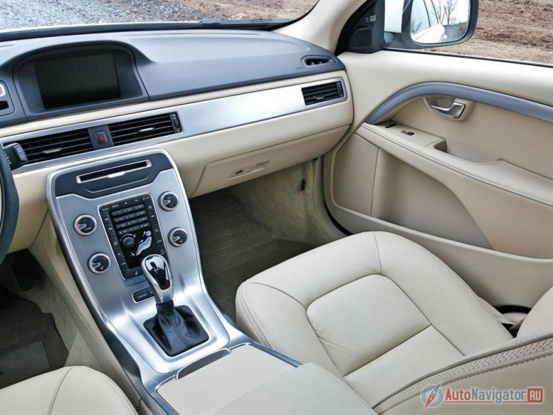 Места для ног переднего пассажира много