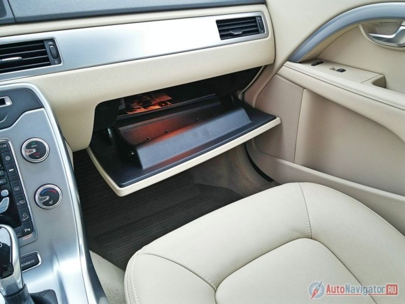 Перчаточный ящик не очень большой, но может похвастаться продуманной конструкцией