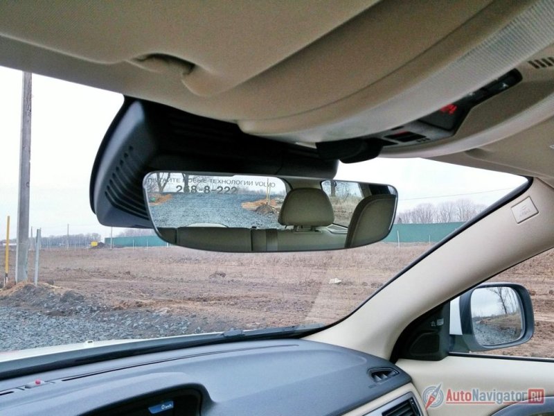 Вверху – большое самозатемняющееся зеркало заднего вида