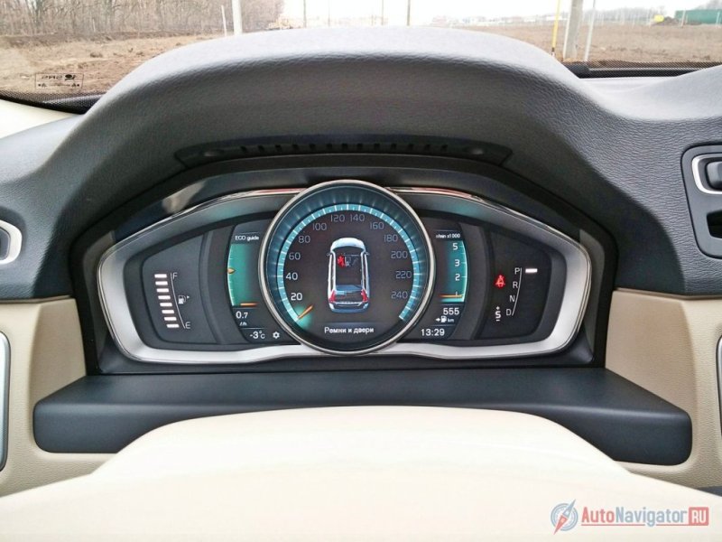 Перед глазами водителя – многорежимная полуэлектронная панель приборов