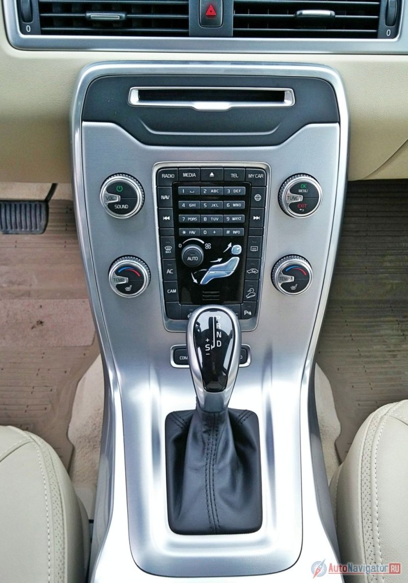 Элегантная центральная консоль отделана металлом