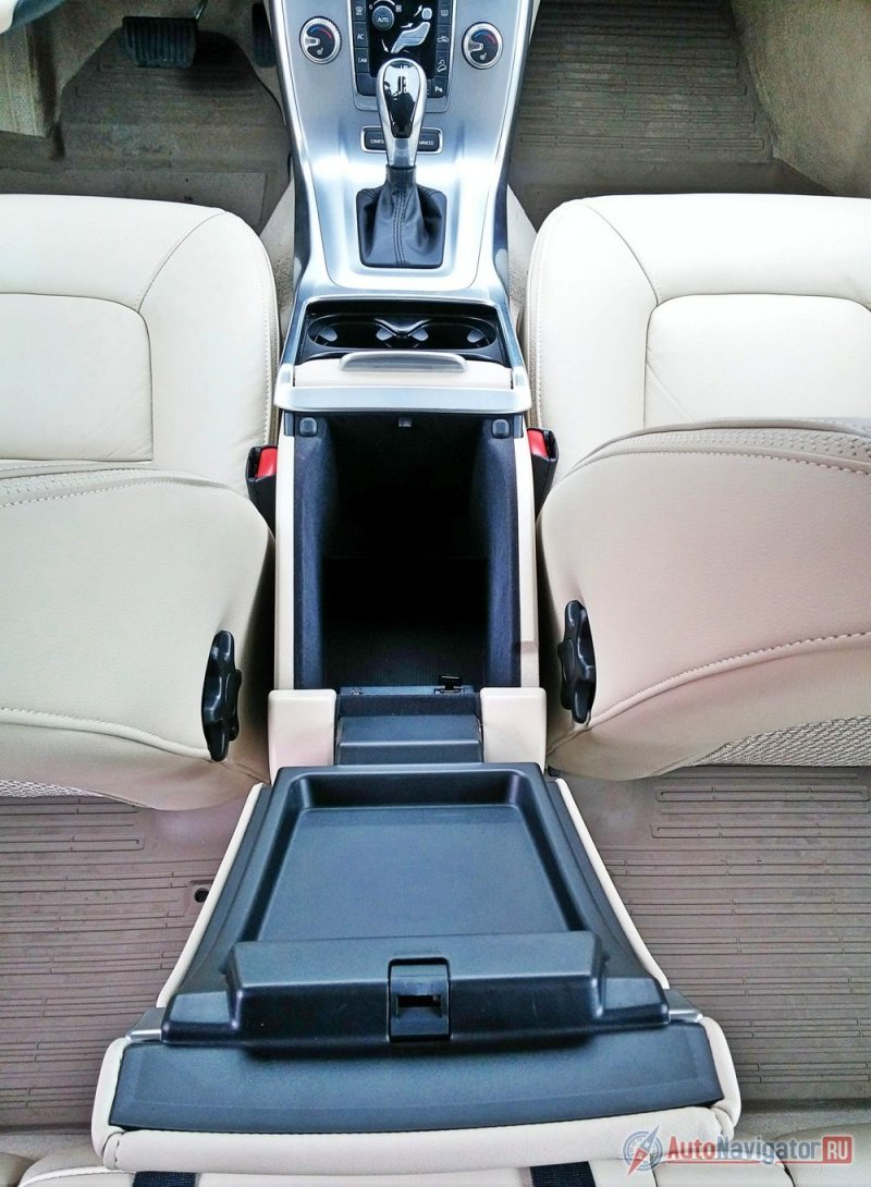Под правой рукой водителя – элегантный селектор автоматической КПП и вместительный бокс для вещей