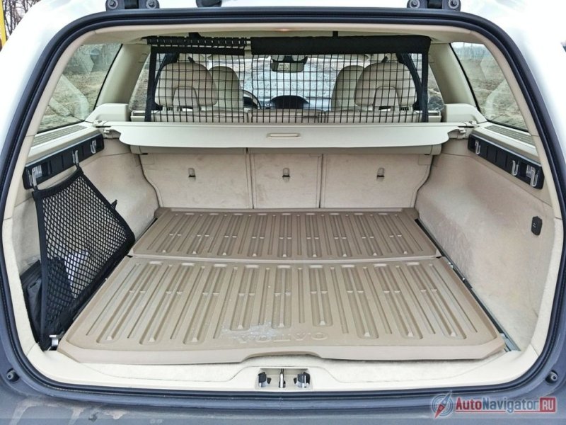 Пол багажного отделения оборудован алюминиевыми направляющими и передвигаемыми креплениями для фиксации багажа (направляющие спрятаны под ковриком)