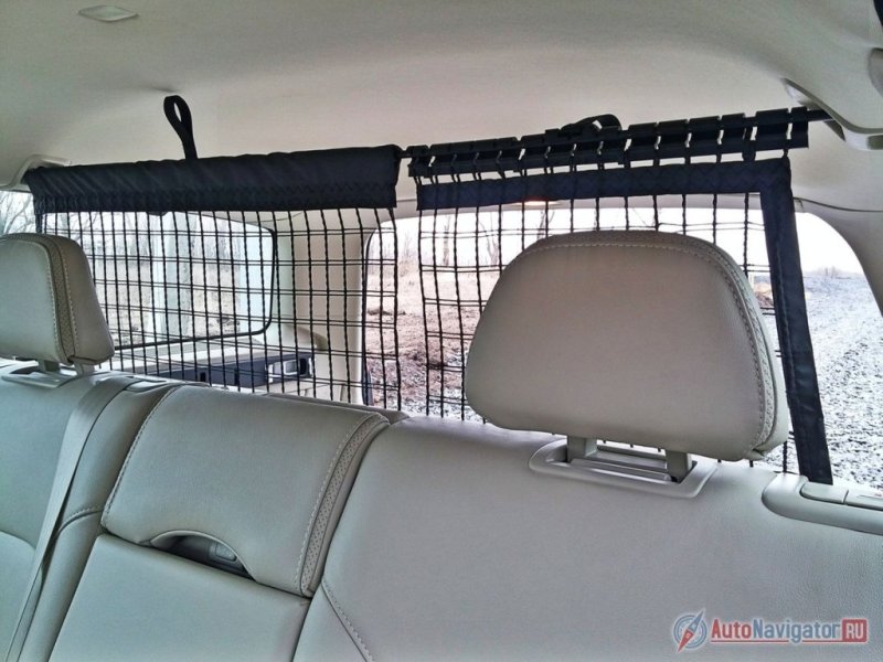 Специальная складная сетка отделяет пассажиров от поклажи