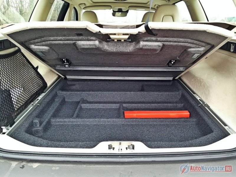 Под полом багажного отсека имеются дополнительные ниши