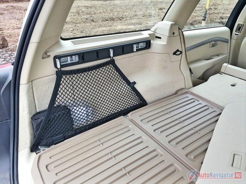 В боковых панелях багажного отделения встроены проушины, которые также используются для крепления груза