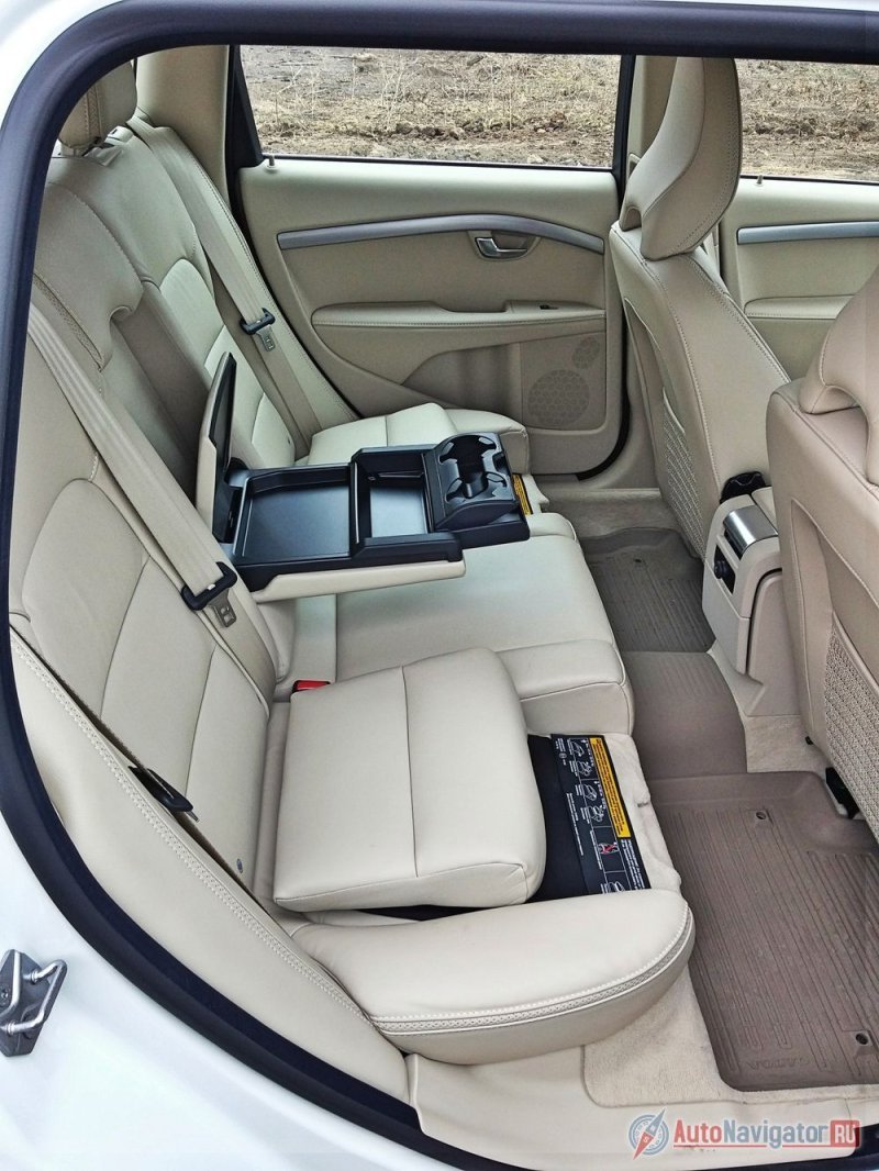 На заднем «диване» очень просторно взрослым и удобно детям (имеются встроенные бустеры)