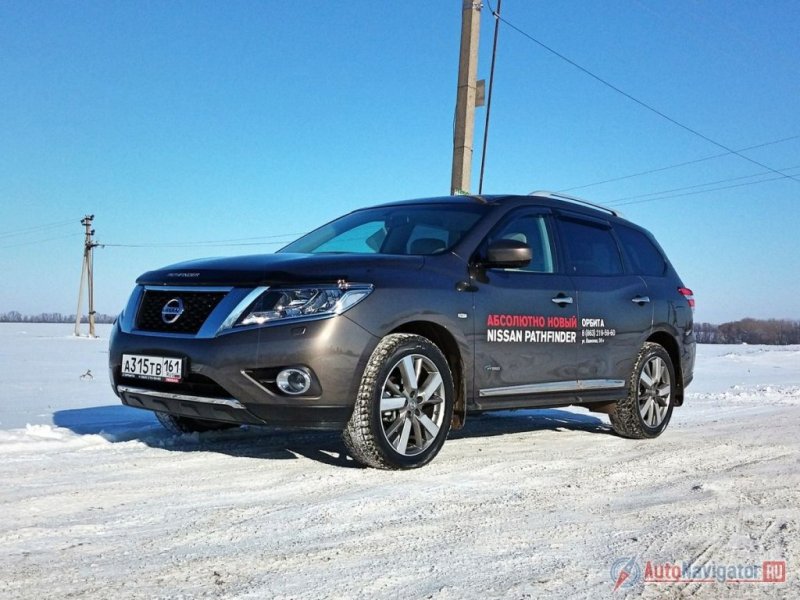 Четвертая генерация Nissan Pathfinder выглядит менее брутально, нежели третья