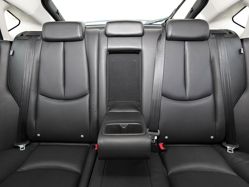Спинки задних сидений откидные. В случае отказа наружной кнопки это будет ваш единственный «вход» в багажник