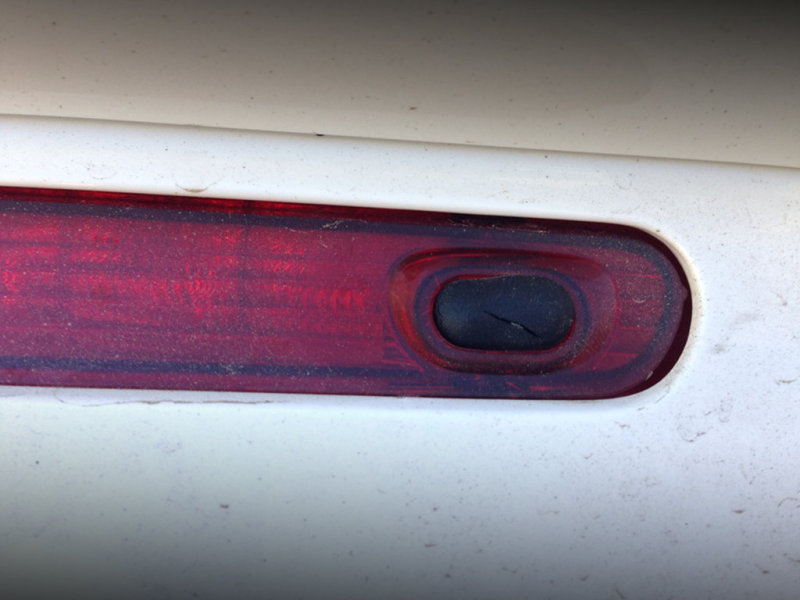 Плохую репутацию заслужила кнопка открытия багажника. Хорошо, что меняется деталь легко и быстро