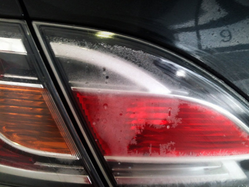 Как и во многих других автомобилях, конденсат в фарах «шестерки»– обычное дело