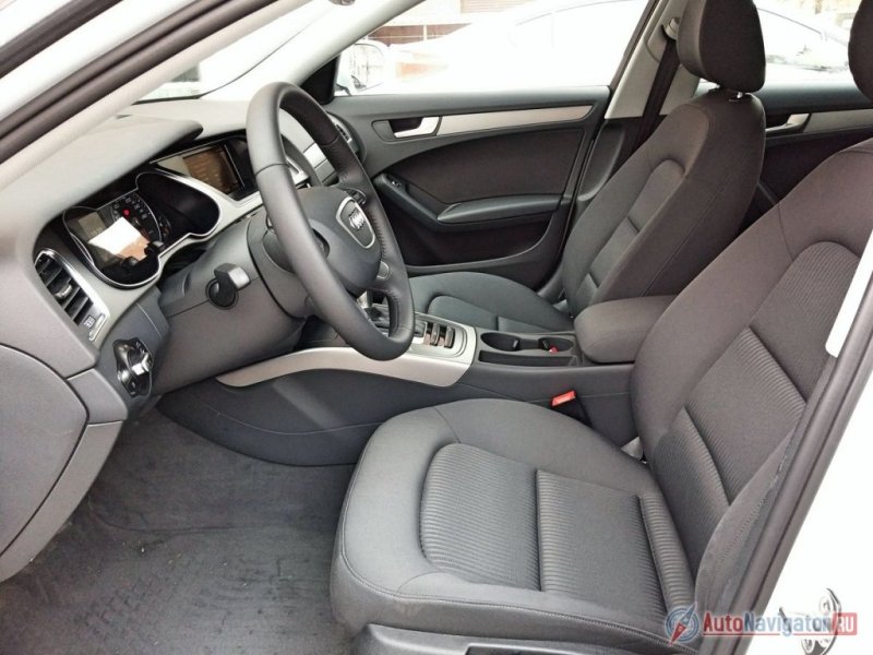 Передние кресла располагают лишь механическими регулировками, однако радуют качественной кожаной обивкой и «плотным» обхватом тел водителя и пассажира