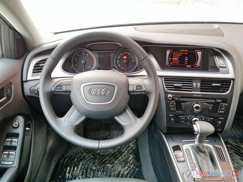 Панели отделаны мягким пластиком, наличествуют элементы с хромированной отделкой, в дверях и центральном тоннеле имеются удобные ниши